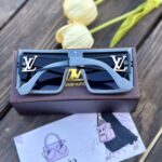 نظارة Louis Vuitton سكني مع علبة وملحقات.