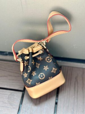 تشارمز الحقيبة من LV