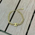 اسوارة شانيل ذهبي