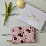 جزدان coach زهري 🌸🍒 صغير