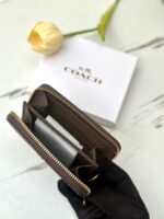 ⁦جزدان coach بني واسود معرق 🤎 صغير⁩ - الصورة ⁦3⁩