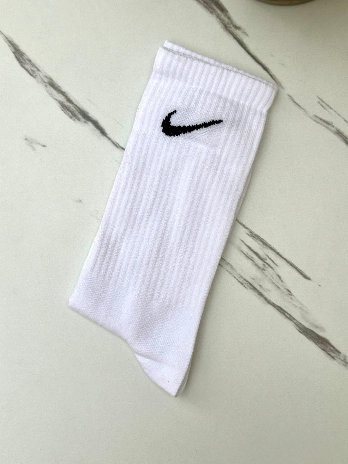 09b02a06-1ea7-4a42-a6cc-c96fdcab50bb جربان Nike ابيض 🤍 - الصورة 1