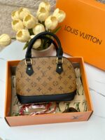 ⁦شنتة LV بيج، مع علبة 👜⁩ - الصورة ⁦3⁩