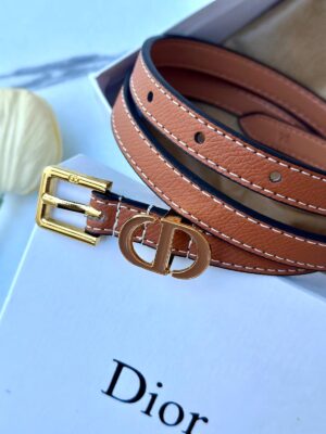 حزام Dior عسلي مع علبة مختوم