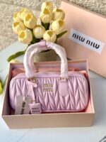 شنتة miu miu زهري، مع علبة وكيس