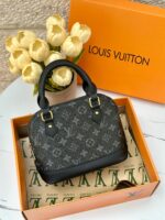 شنتة LV اسود، مع علبة 🖤