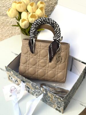 ليدي ديور بيج غامق،مع علبة،22 سم