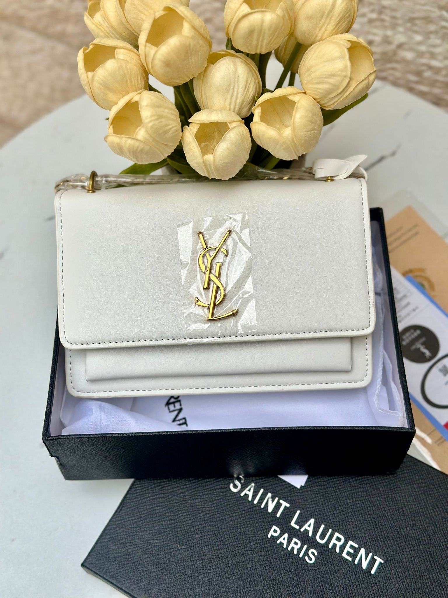 19e3bf2b-7fae-4c67-9687-c2ab44d38146 YSL كتف/كروس ابيض مع علبة 🤍🎁 - الصورة 1