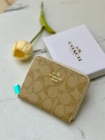 ⁦جزدان coach بيج صغير⁩ - الصورة ⁦2⁩