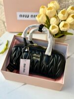 ⁦شنتة miu miu اسود، مع علبة وكيس⁩ - الصورة ⁦3⁩