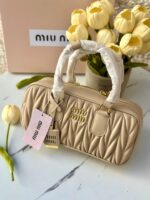 ⁦شنتة miu miu بيج، مع علبة وكيس⁩ - الصورة ⁦3⁩