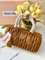 ⁦شنتة miu miu عسلي، مع علبة وكيس⁩ - الصورة ⁦4⁩