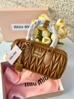 ⁦شنتة miu miu عسلي، مع علبة وكيس⁩ - الصورة ⁦3⁩