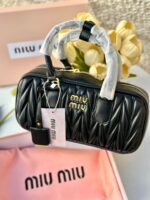 ⁦شنتة miu miu اسود، مع علبة وكيس⁩ - الصورة ⁦2⁩