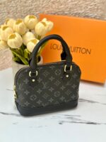 ⁦شنتة LV اسود، مع علبة 🖤⁩ - الصورة ⁦2⁩