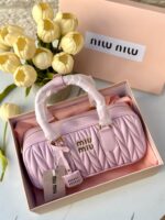 ⁦شنتة miu miu زهري، مع علبة وكيس⁩ - الصورة ⁦2⁩