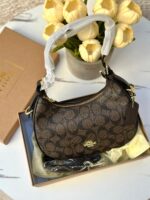 ⁦شنتة كوتش كارمن بني قاعدة 20سم مع علبة⁩ - الصورة ⁦3⁩