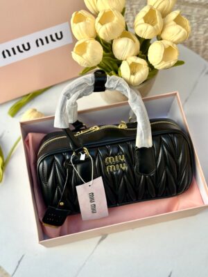 شنتة miu miu اسود، مع علبة وكيس
