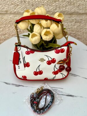 شنتة كوتش مع كرزة مختومة 🍒🤍