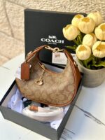 ⁦شنتة كوتش جوني كمل قاعدة 20سم مع علبة⁩ - الصورة ⁦2⁩