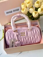 ⁦شنتة miu miu زهري، مع علبة وكيس⁩ - الصورة ⁦3⁩