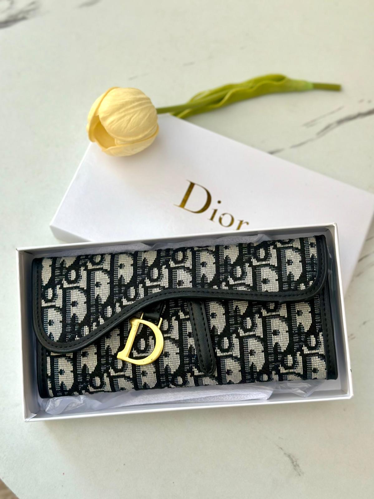 65d0aa57-f295-4392-ba32-d2727d74503a جزدان DIOR رمادي معرق كبير - الصورة 1