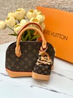 ⁦شنتة LV بني+تشارمز، مع علبة⁩ - الصورة ⁦4⁩