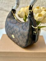 ⁦شنتة كوتش كارمن بني قاعدة 20سم مع علبة⁩ - الصورة ⁦5⁩