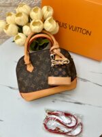 ⁦شنتة LV بني+تشارمز، مع علبة⁩ - الصورة ⁦3⁩