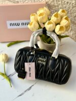 ⁦شنتة miu miu اسود، مع علبة وكيس⁩ - الصورة ⁦4⁩