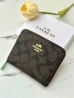 ⁦جزدان coach بني واسود معرق 🤎 صغير⁩ - الصورة ⁦2⁩