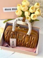 ⁦شنتة miu miu عسلي، مع علبة وكيس⁩ - الصورة ⁦2⁩