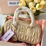 شنتة miu miu بيج، مع علبة وكيس