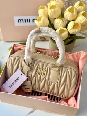 شنتة miu miu بيج، مع علبة وكيس