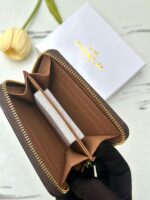 ⁦جزدان coach بني صغير 🤎⁩ - الصورة ⁦3⁩