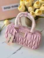 ⁦شنتة miu miu زهري، مع علبة وكيس⁩ - الصورة ⁦4⁩