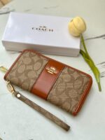 ⁦جزدان coach عسلي🤎سحاب .. كبير⁩ - الصورة ⁦2⁩