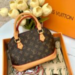 شنتة LV بني، مع علبة 🤎