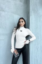 بلوزة جولف prada ابيض صوف