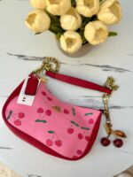 ⁦شنتة كوتش مع كرزة مختومة 🍒🩷⁩ - الصورة ⁦2⁩