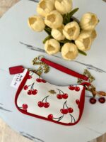 ⁦شنتة كوتش مع كرزة مختومة 🍒🤍⁩ - الصورة ⁦2⁩