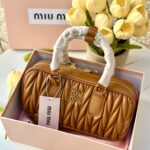 شنتة miu miu عسلي، مع علبة وكيس