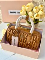 شنتة miu miu عسلي، مع علبة وكيس