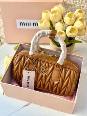 شنتة miu miu عسلي، مع علبة وكيس