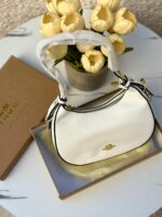 ⁦شنتة كوتش كارمن ابيض قاعدة 20سم مع علبة⁩ - الصورة ⁦4⁩