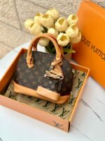 ⁦شنتة LV بني+تشارمز، مع علبة⁩ - الصورة ⁦2⁩