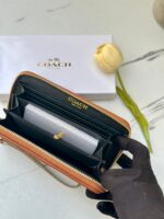 ⁦جزدان coach عسلي🤎سحاب .. كبير⁩ - الصورة ⁦3⁩