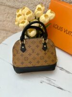 ⁦شنتة LV بيج، مع علبة 👜⁩ - الصورة ⁦2⁩