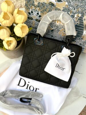 ليدي ديور اسود مَت،مع علبة،24 سم 🖤