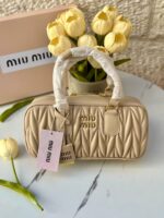 ⁦شنتة miu miu بيج، مع علبة وكيس⁩ - الصورة ⁦2⁩